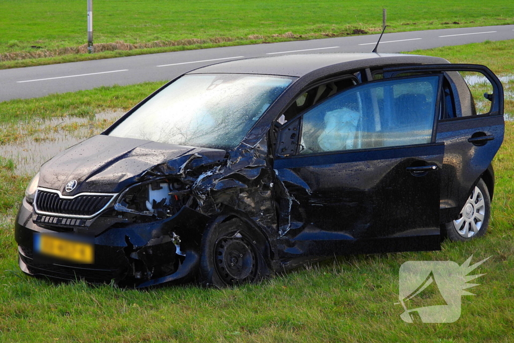 Flinke schade bij botsing tussen twee personenwagens