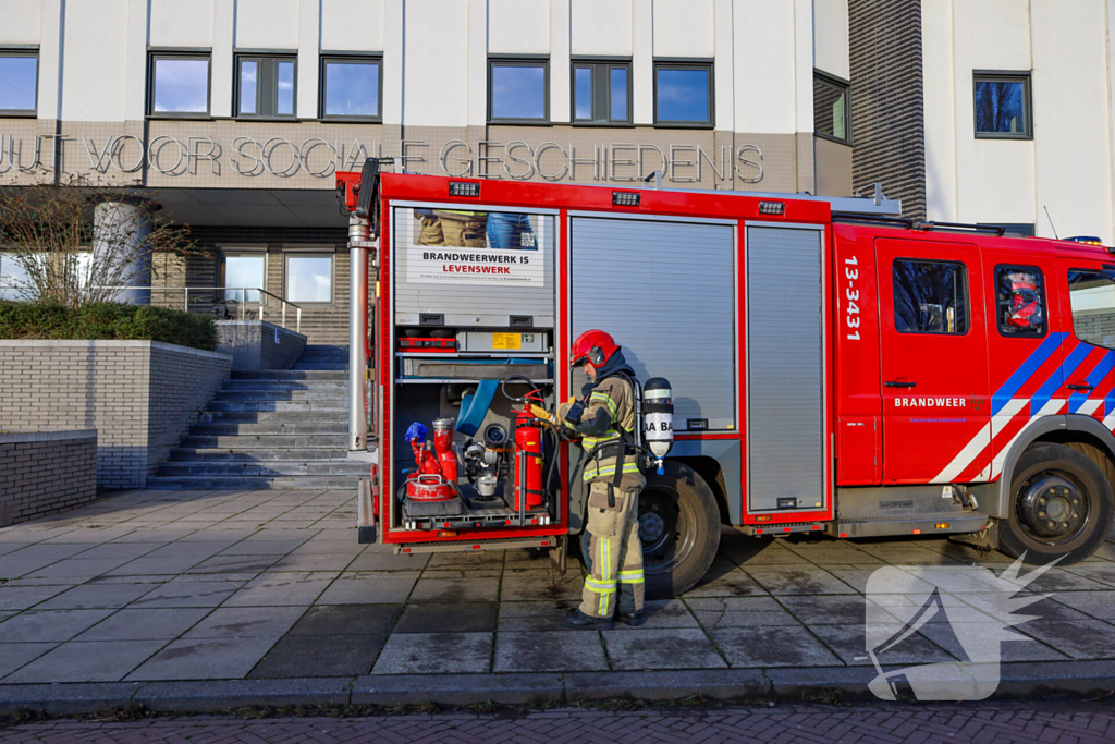 Monteur blust brand zelf tijdens werkzaamheden