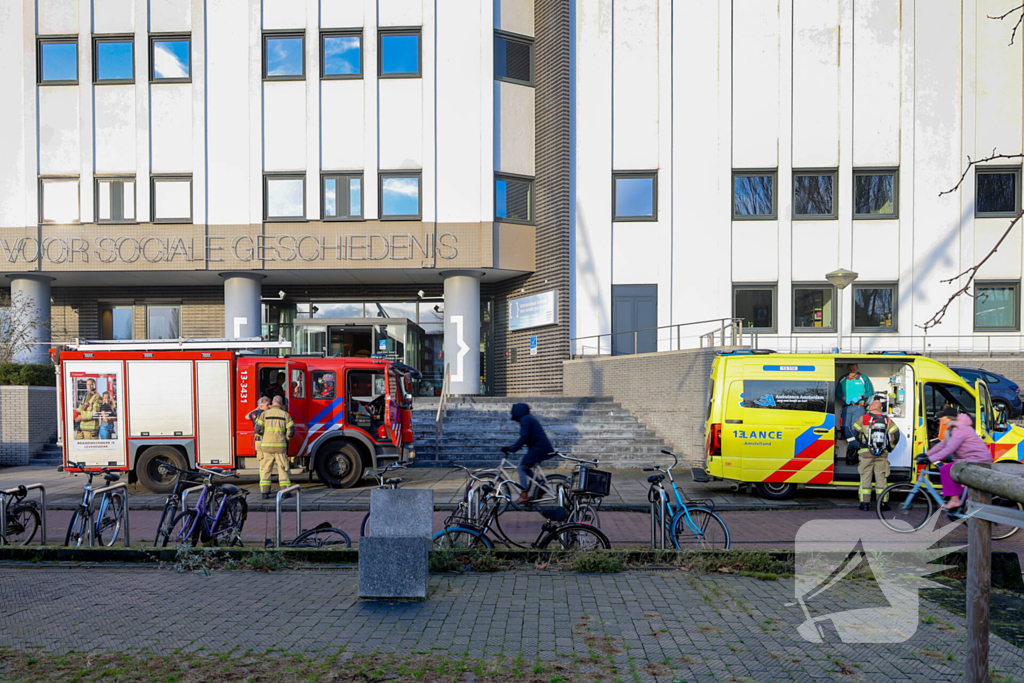 Monteur blust brand zelf tijdens werkzaamheden