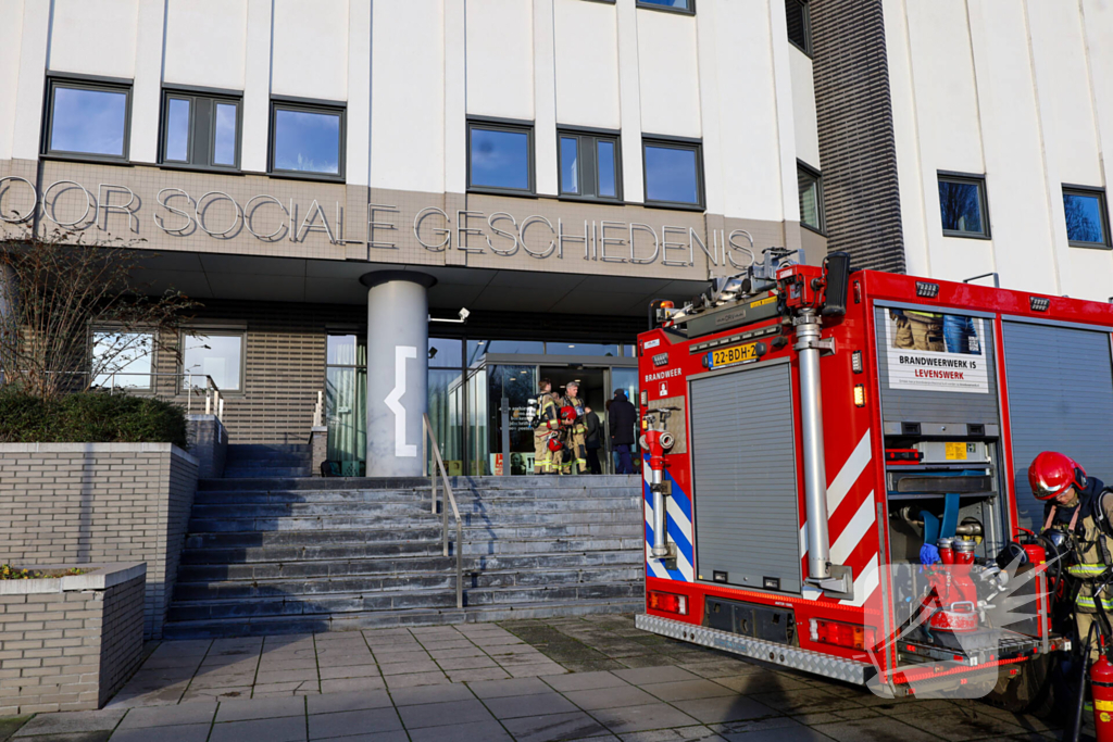 Monteur blust brand zelf tijdens werkzaamheden