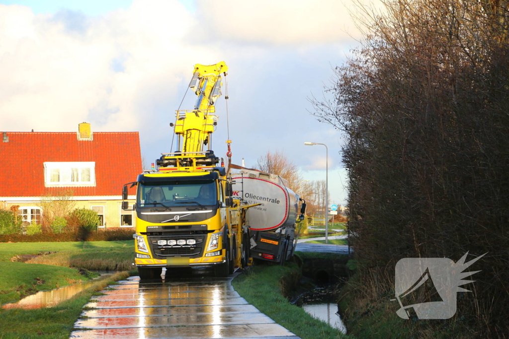 Vrachtwagen kantelt bijna de sloot in