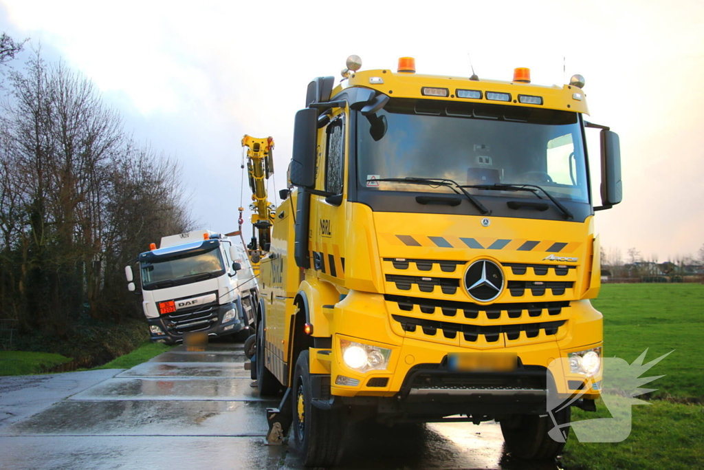 Vrachtwagen kantelt bijna de sloot in