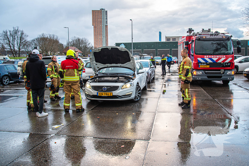 Brandweer onderzoekt rook in elektrische auto