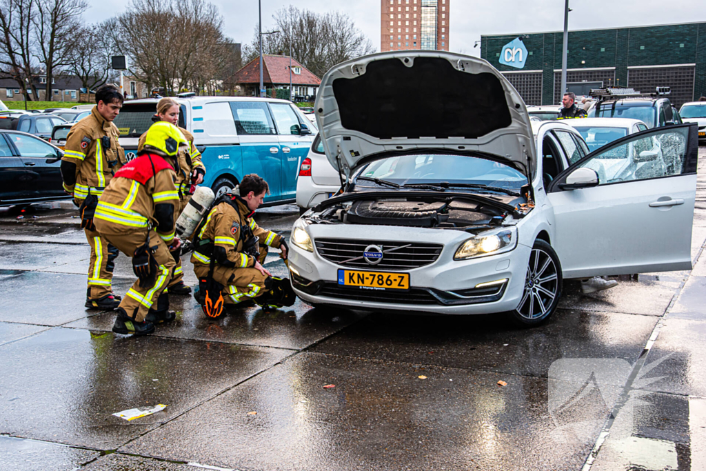 Brandweer onderzoekt rook in elektrische auto