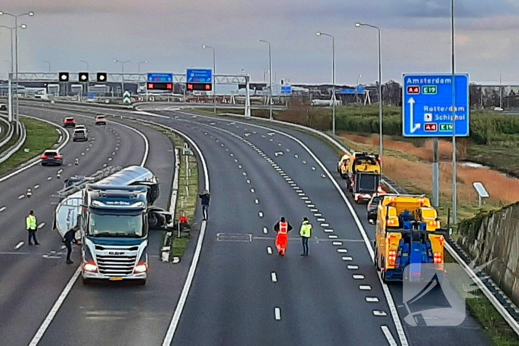 Bulkoplegger kantelt op snelweg