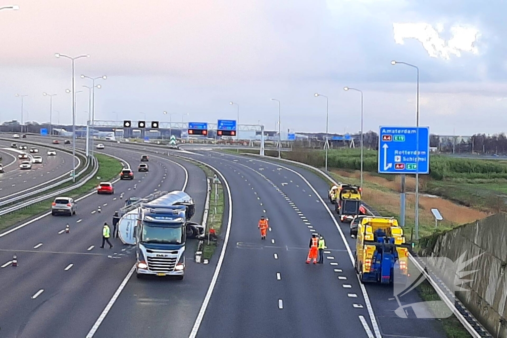 Bulkoplegger kantelt op snelweg