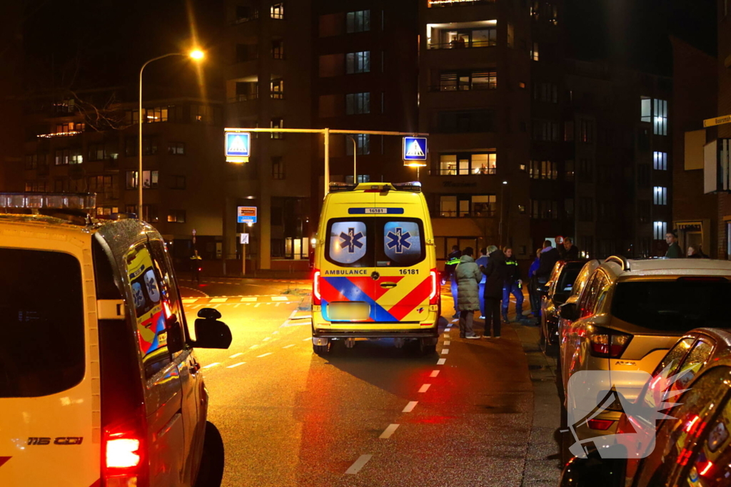 Voetganger gewond bij botsing met autospiegel