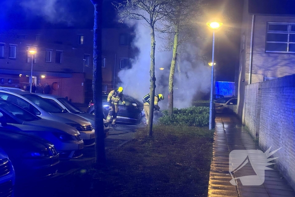 Brandweer blust autobrand