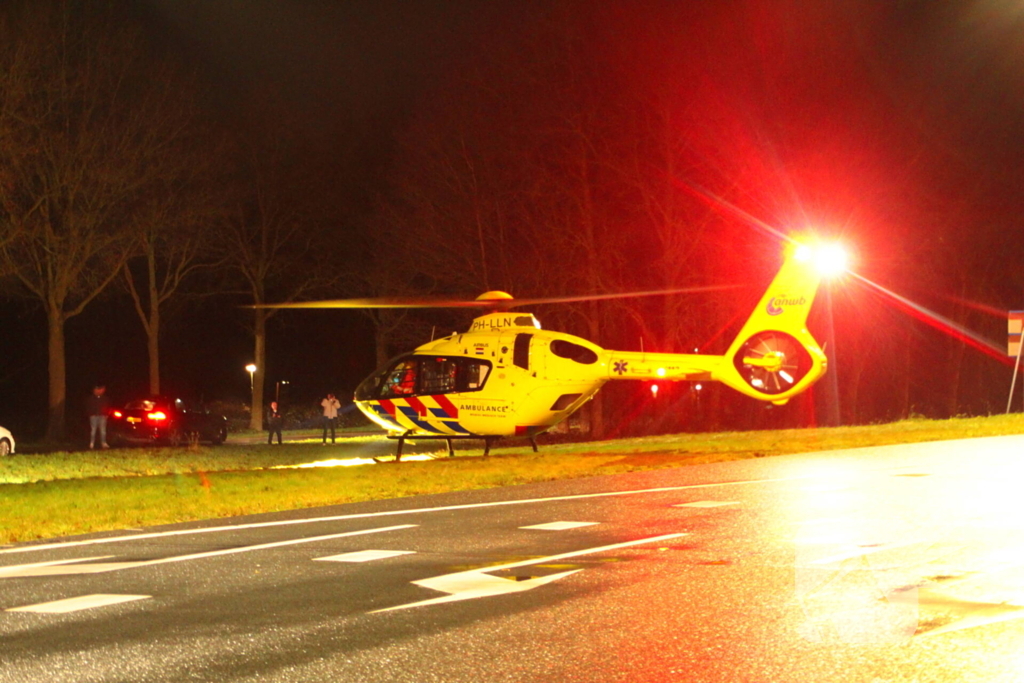 Auto vliegt uit de bocht en belandt op zijkant