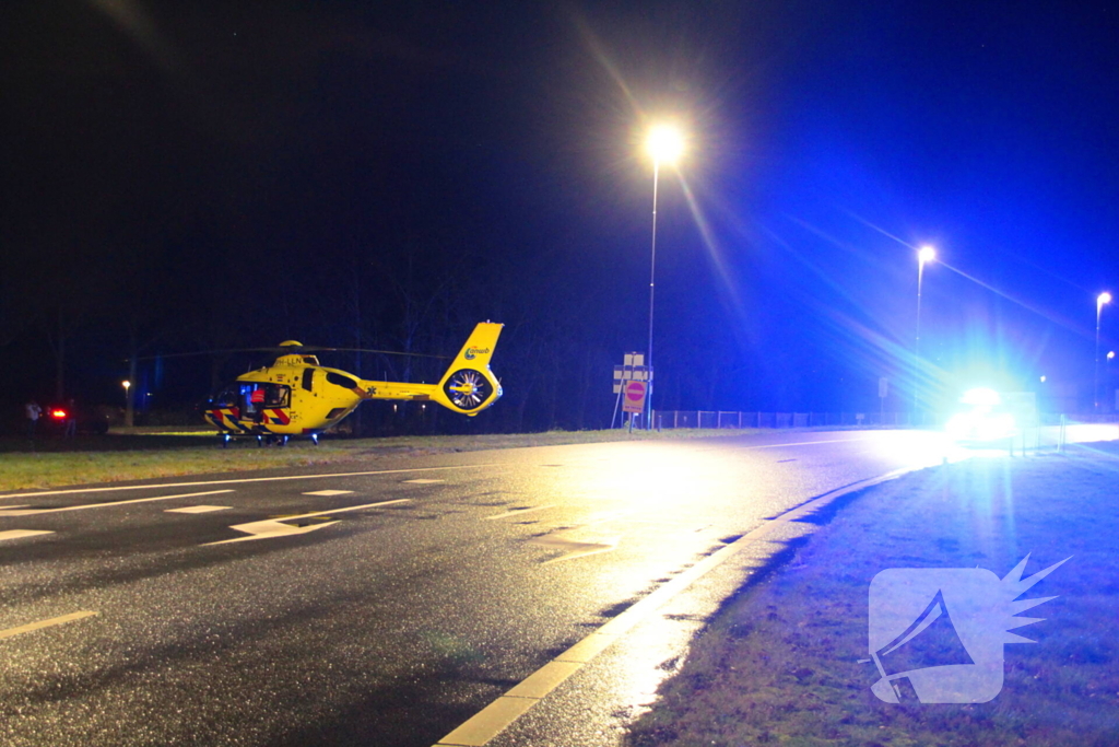 Auto vliegt uit de bocht en belandt op zijkant