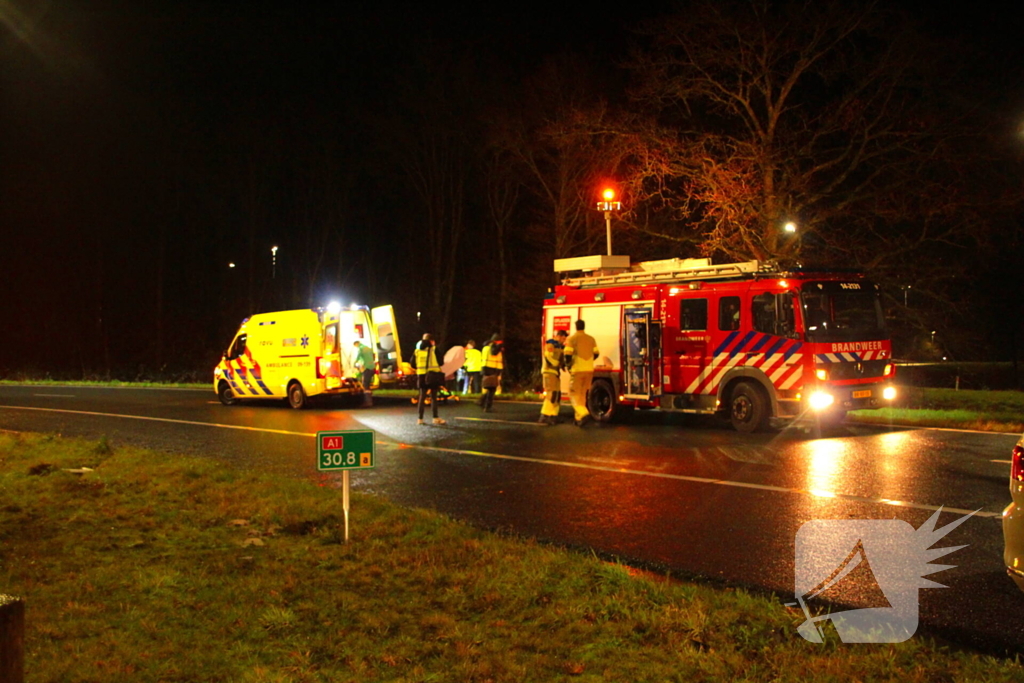 Auto vliegt uit de bocht en belandt op zijkant