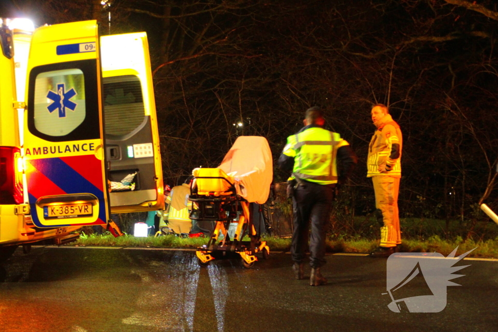 Auto vliegt uit de bocht en belandt op zijkant