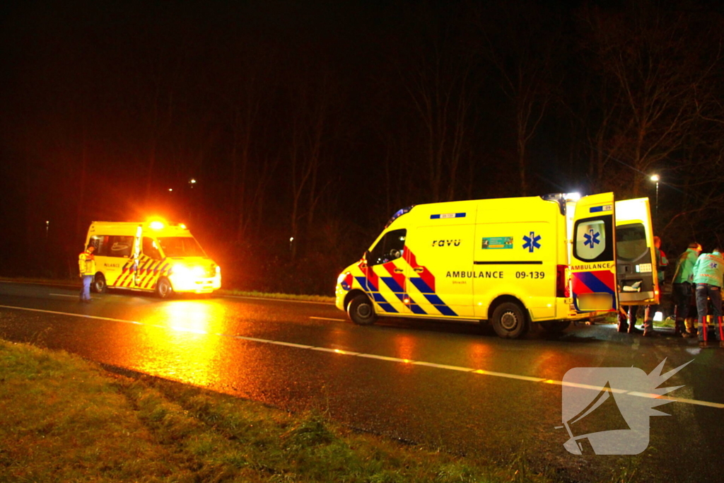 Auto vliegt uit de bocht en belandt op zijkant