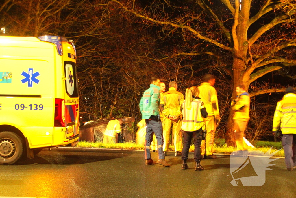 Auto vliegt uit de bocht en belandt op zijkant