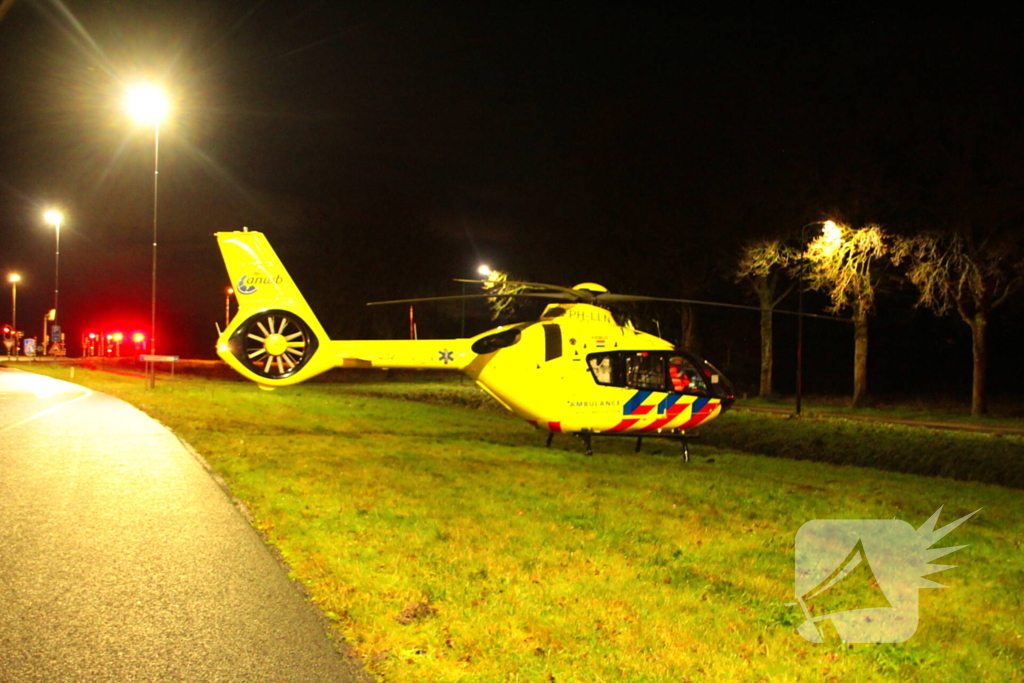 Auto vliegt uit de bocht en belandt op zijkant