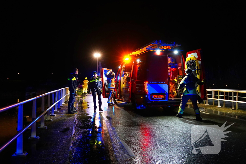 Gladheid leidt tot auto te water