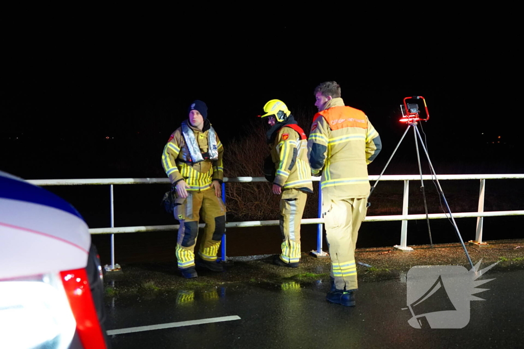 Gladheid leidt tot auto te water