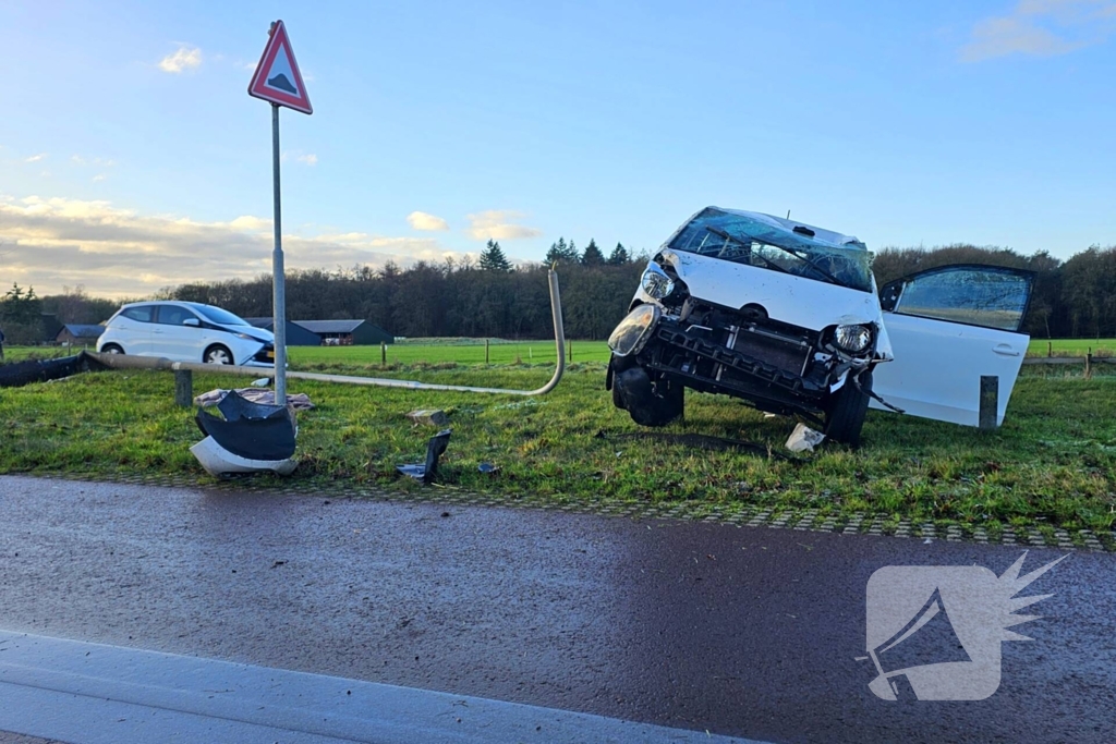 Auto crasht op lantaarnpaal