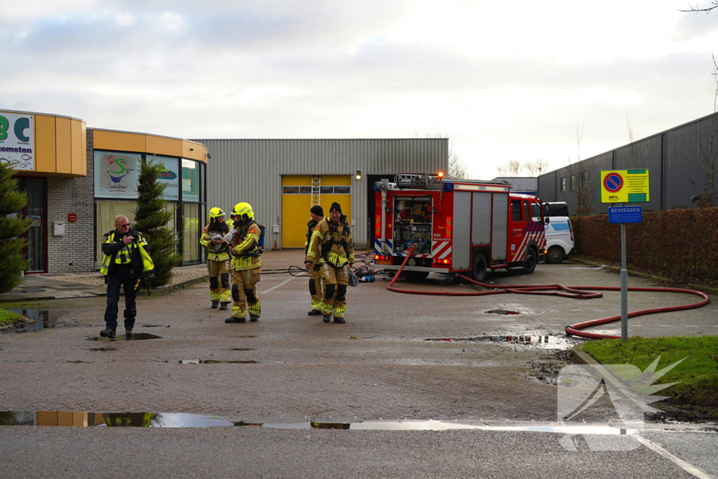 Olievaten vliegen in brand bij autobedrijf