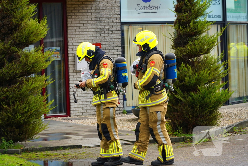 Olievaten vliegen in brand bij autobedrijf