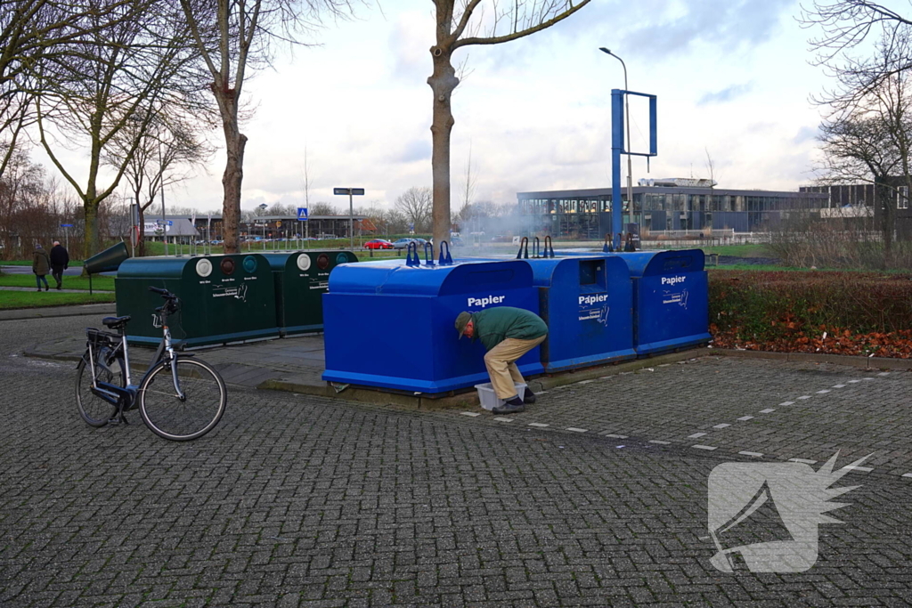 Veel rookontwikkeling bij brand in papiercontainer