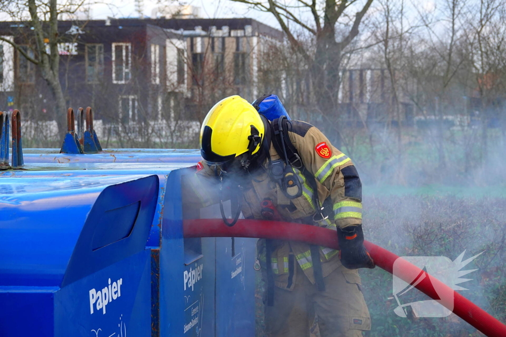 Veel rookontwikkeling bij brand in papiercontainer