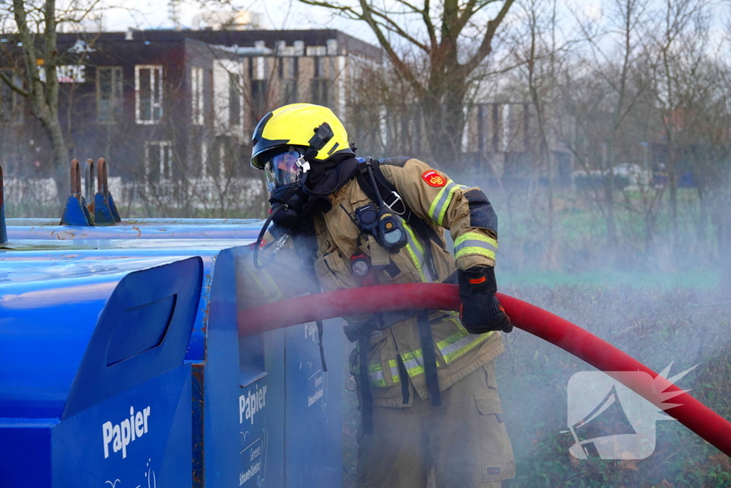 Veel rookontwikkeling bij brand in papiercontainer