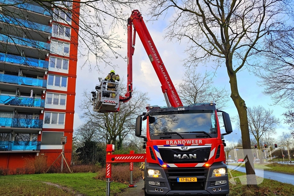 Brandweer verwijdert gevaarlijk loshangend zonnescherm