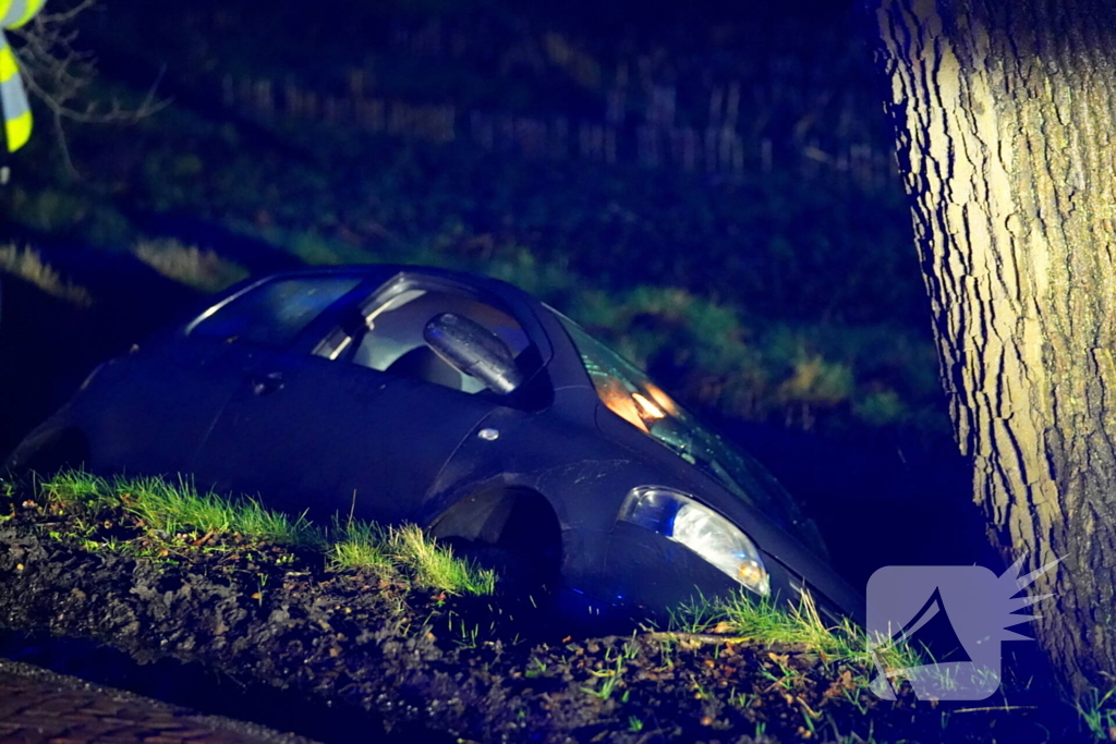 Auto botst door gladheid tegen een boom