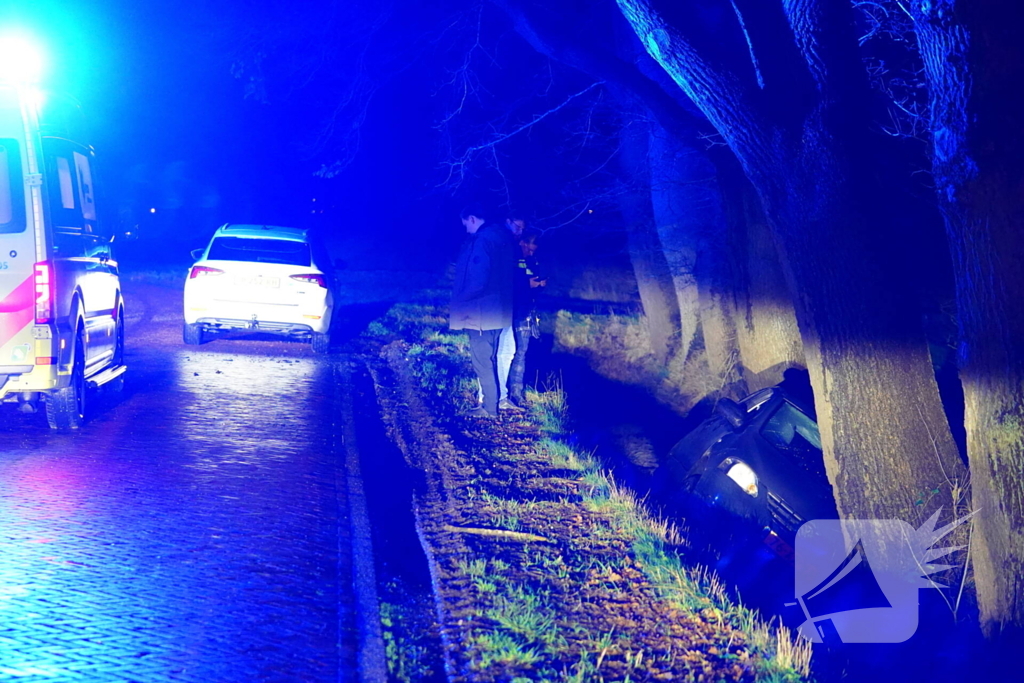 Auto botst door gladheid tegen een boom