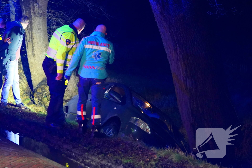 Auto botst door gladheid tegen een boom