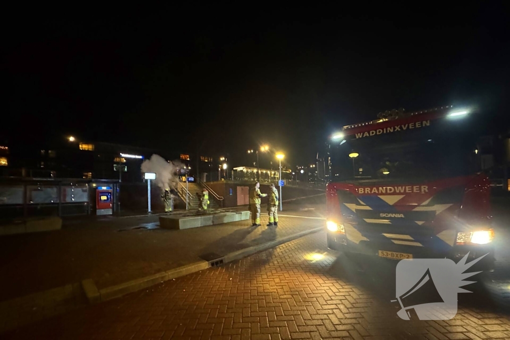 Prullenbak in brand bij station