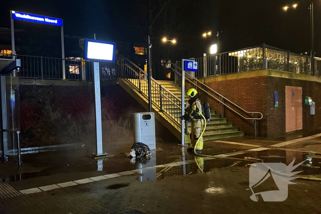 Prullenbak in brand bij station