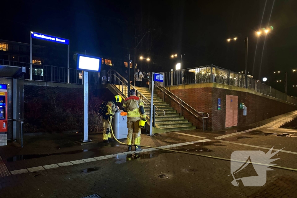 Prullenbak in brand bij station