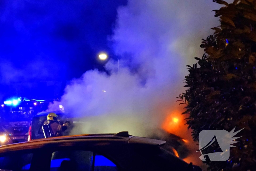 Tweede autobrand deze nacht, bestelbus verwoest