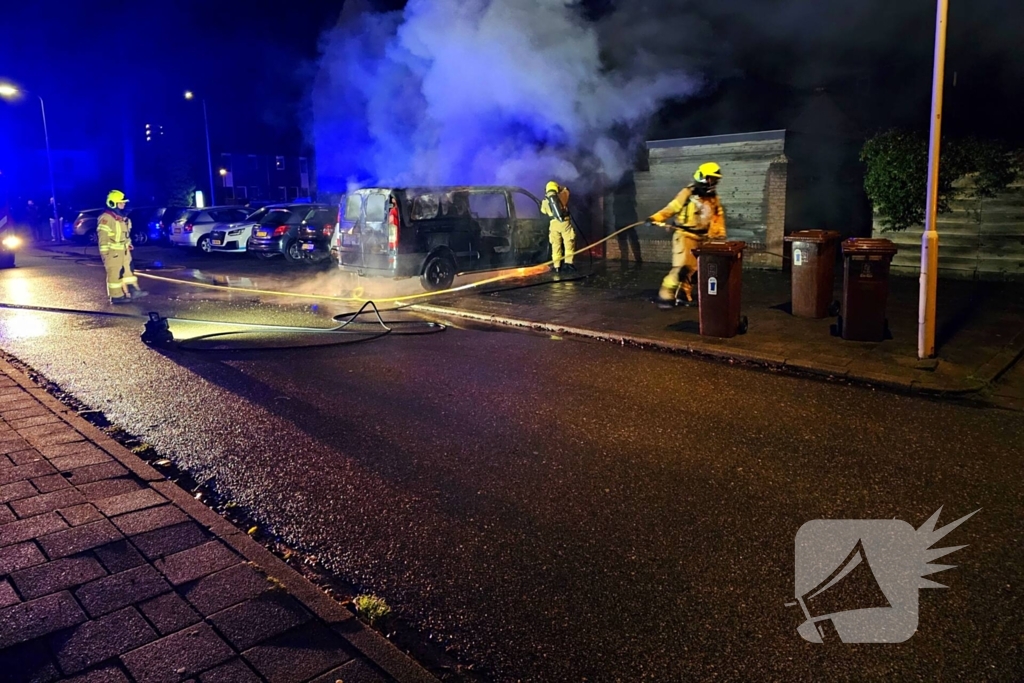 Tweede autobrand deze nacht, bestelbus verwoest