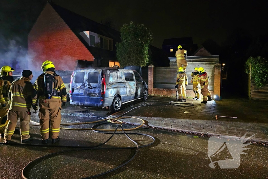 Tweede autobrand deze nacht, bestelbus verwoest