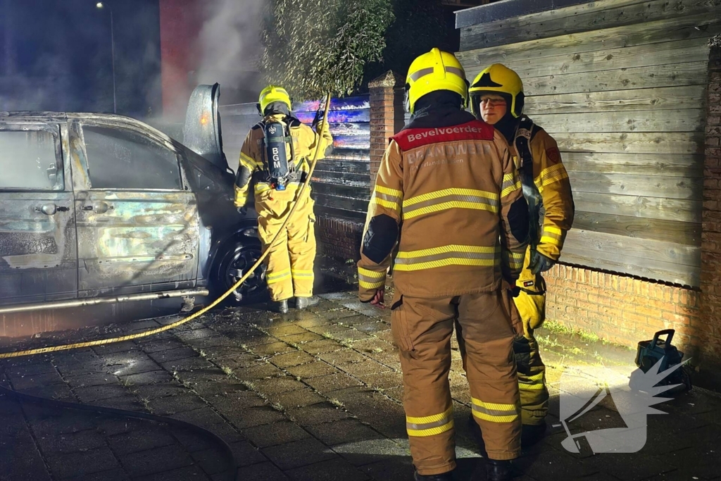 Tweede autobrand deze nacht, bestelbus verwoest