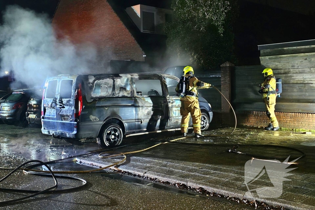 Tweede autobrand deze nacht, bestelbus verwoest