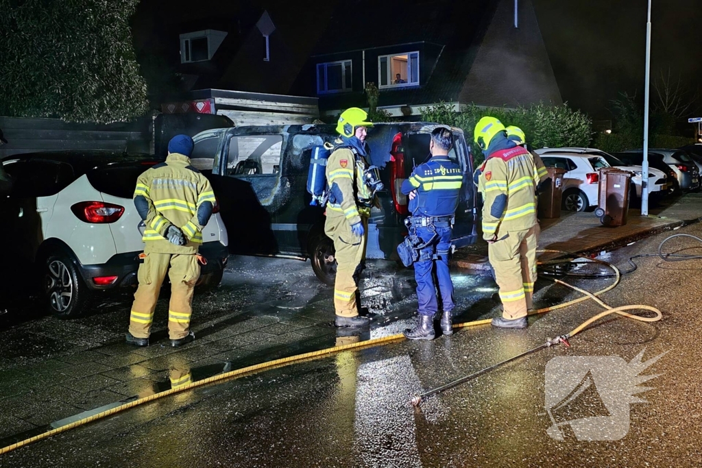 Tweede autobrand deze nacht, bestelbus verwoest