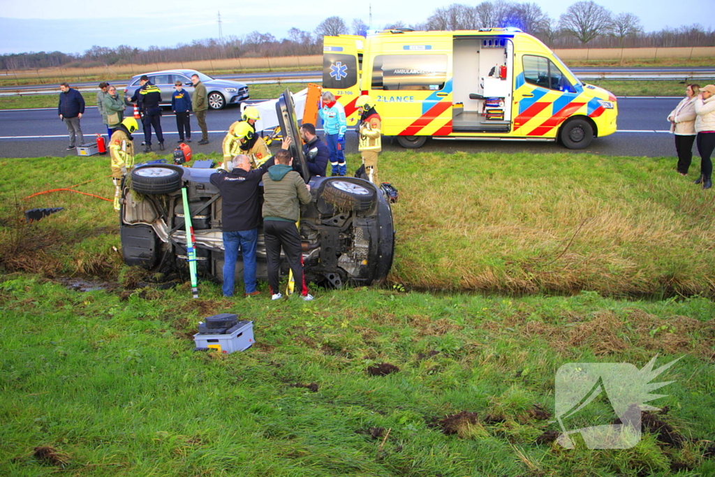 Gewonde nadat auto op zijkant in greppel naast snelweg belandt