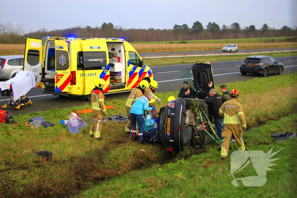 Gewonde nadat auto op zijkant in greppel naast snelweg belandt