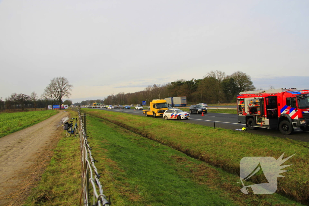 Gewonde nadat auto op zijkant in greppel naast snelweg belandt