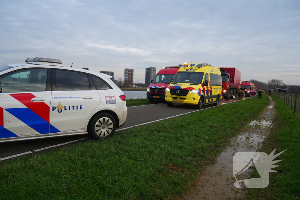 Auto te water met bestuurder in het raam