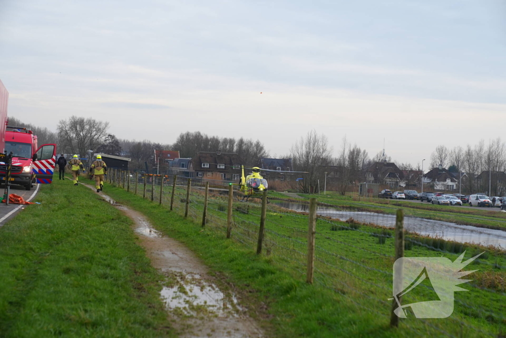 Auto te water met bestuurder in het raam