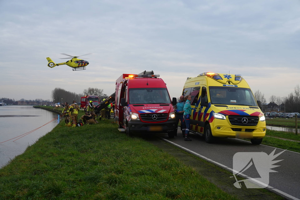 Auto te water met bestuurder in het raam