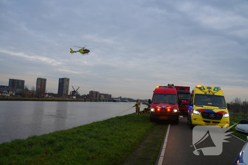 Auto te water met bestuurder in het raam