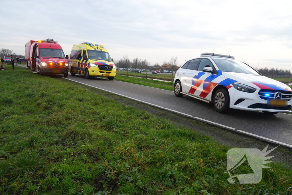 Auto te water met bestuurder in het raam