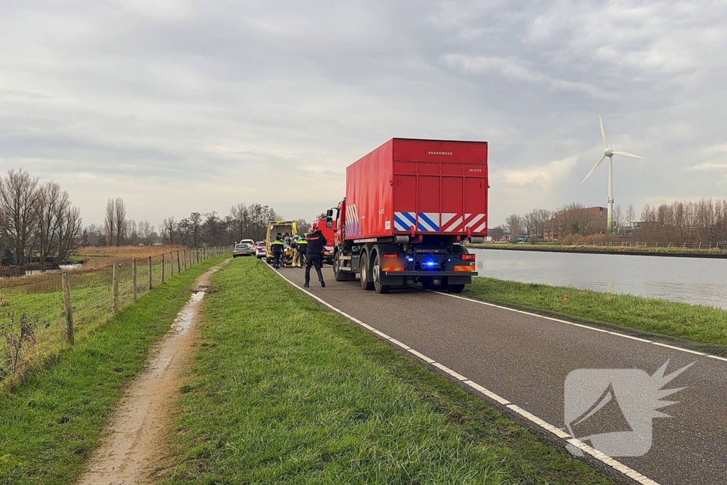 Auto te water met bestuurder in het raam