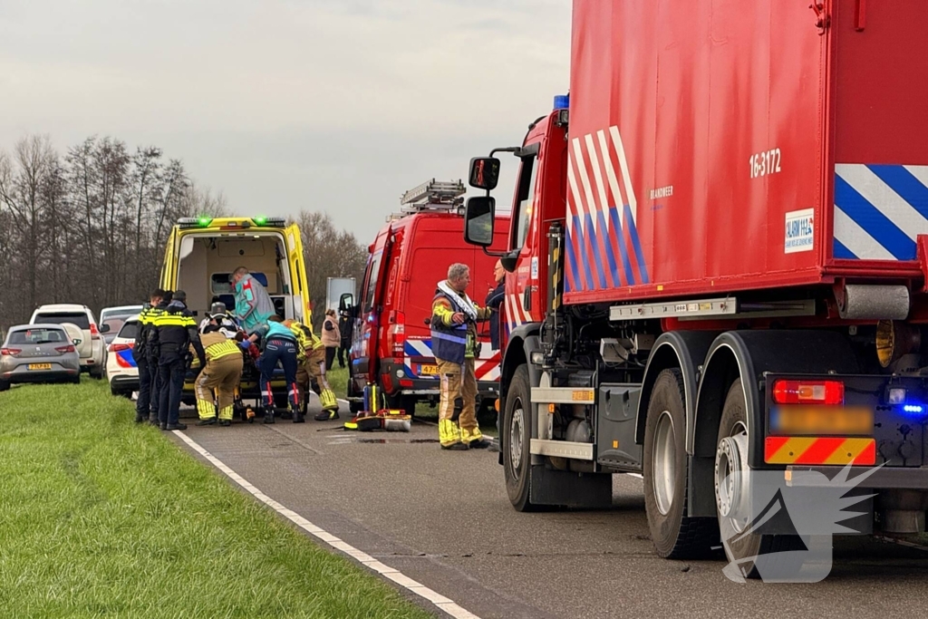 Auto te water met bestuurder in het raam